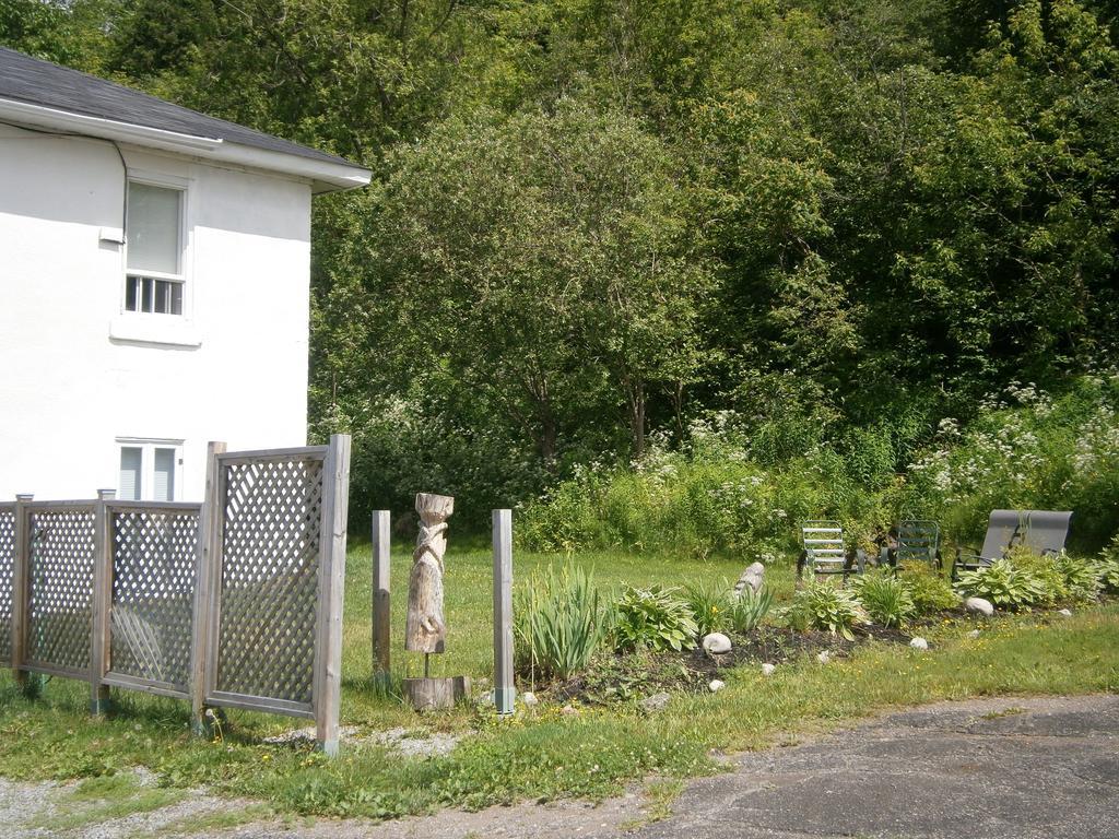 Sous Le Clocher De L'Anse Exterior photo